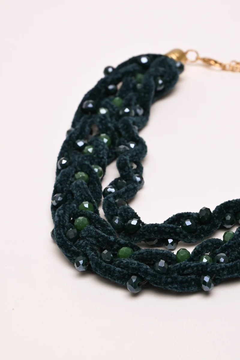 Collana a fili intrecciati con perline