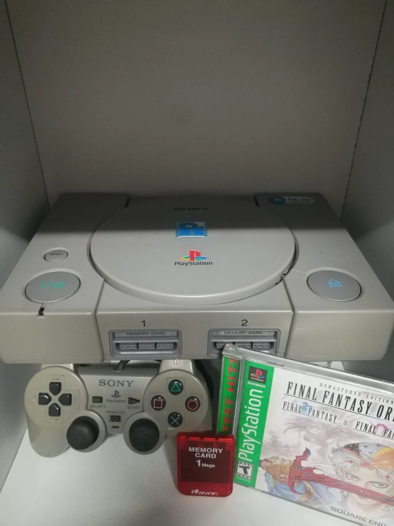 CONSOLE PLAYSTATION 1 (USATA ,MODIFICATA LEGGE GIOCHI AMERICANI E JAPAN)(senza scatola)