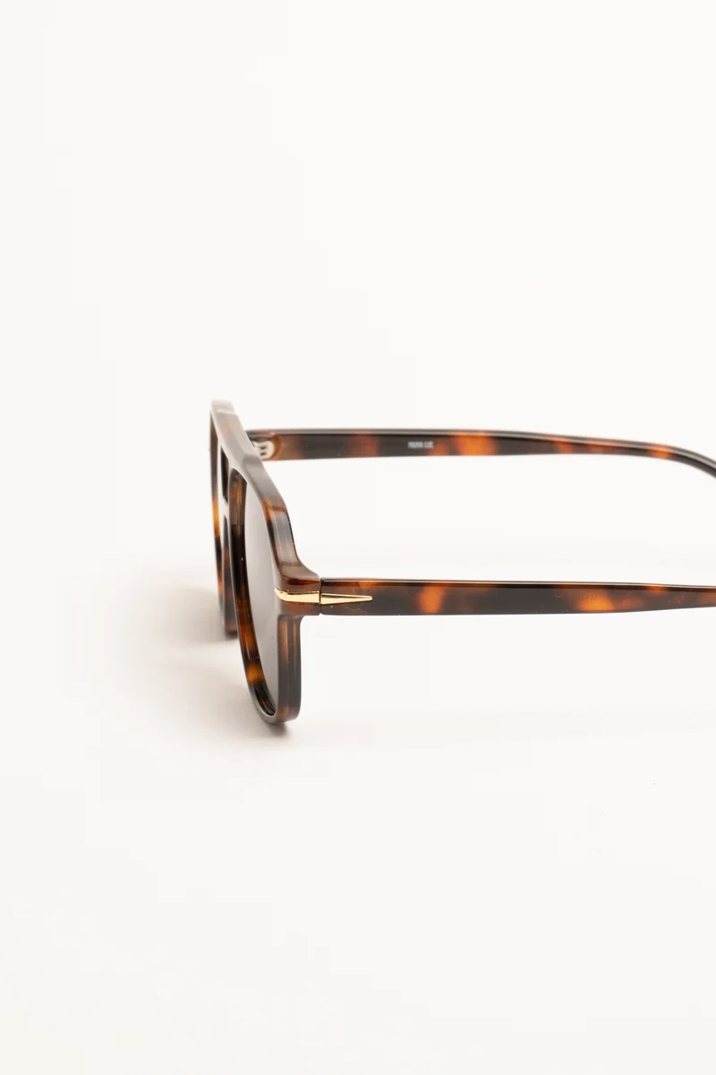 Occhiale da sole stile aviatore effetto tartarugato marrone