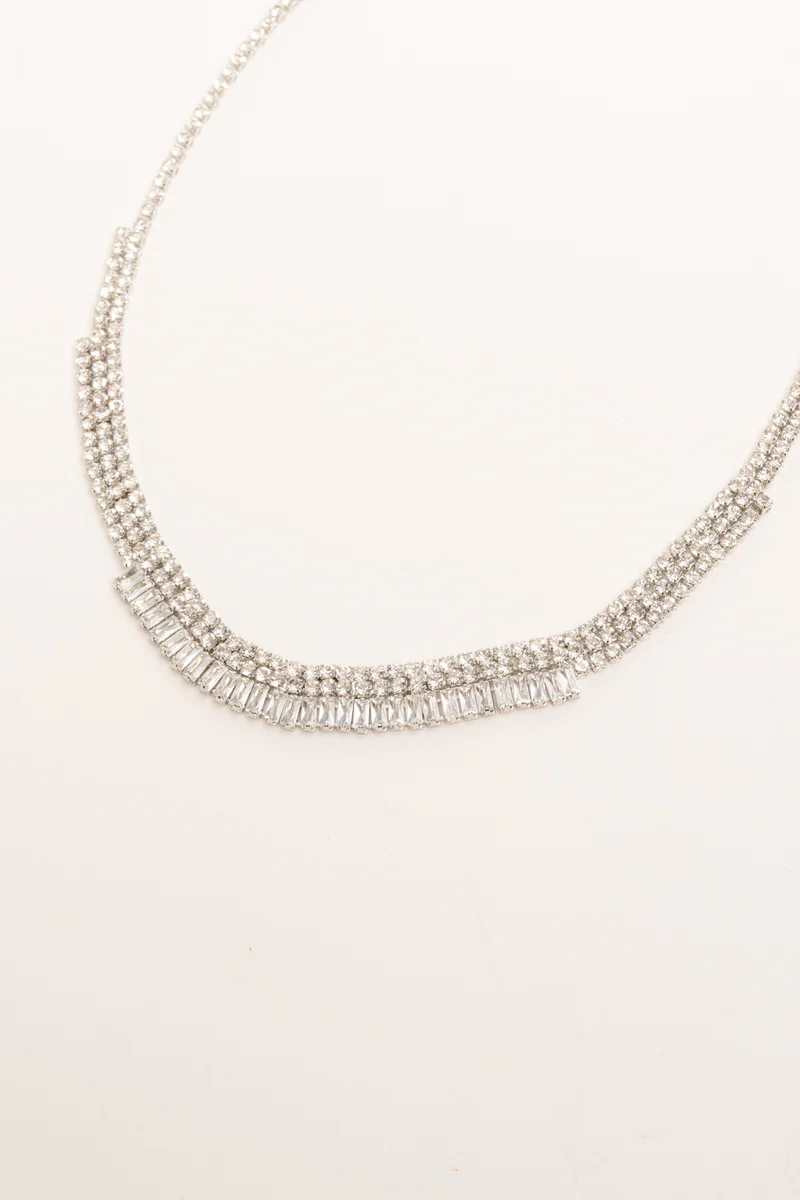 Collana in metallo argentato con strass