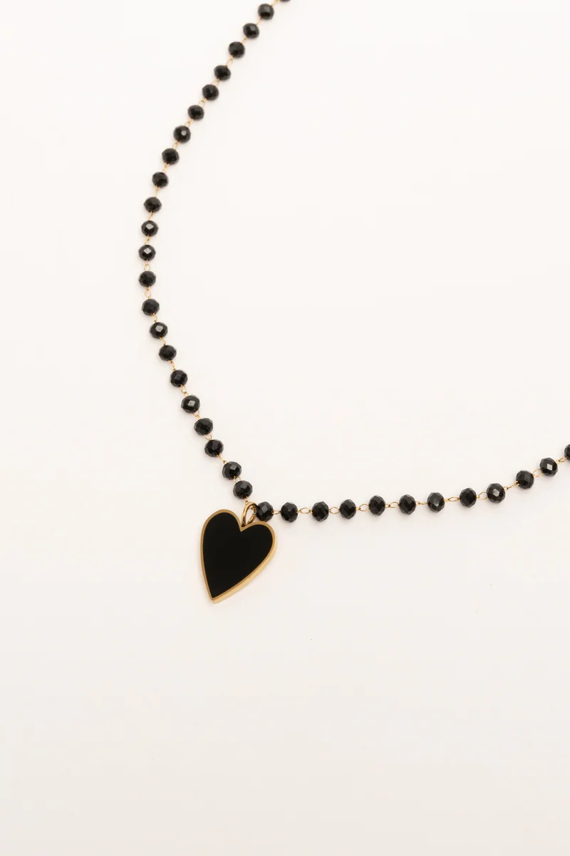 Collana con perline e pendente a cuore nero