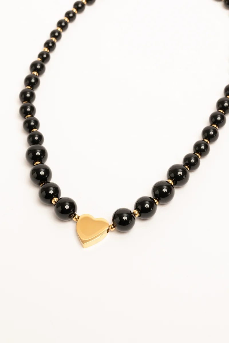 Collana con perle nere e pendente a cuore