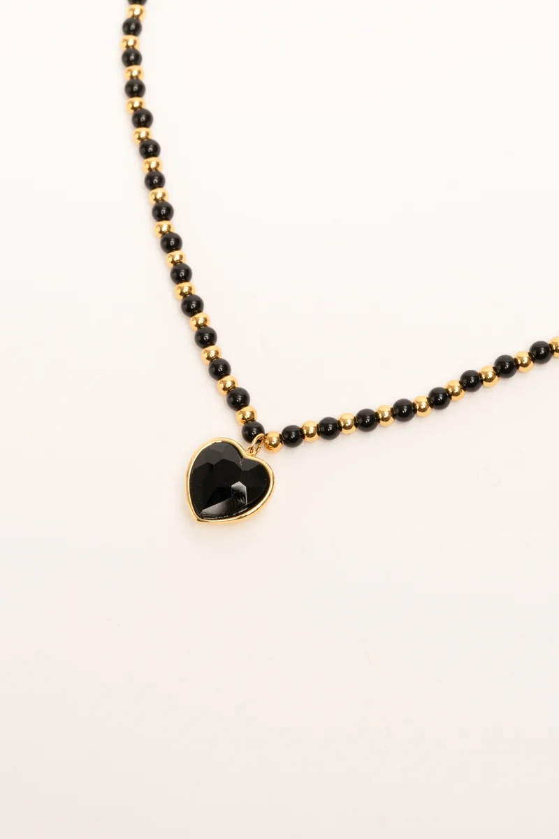 Collana con perline e pendente a cuore nero