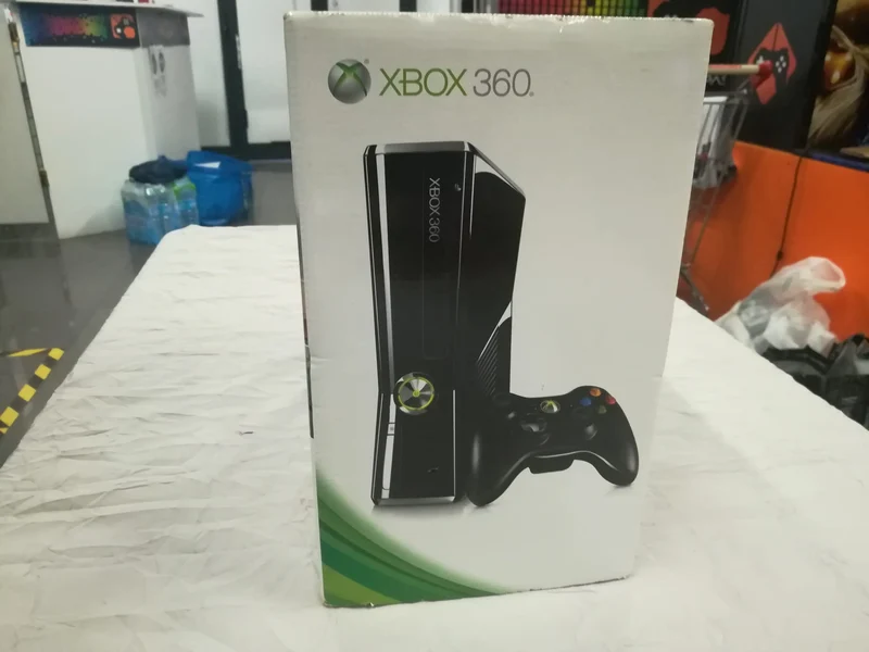 XBOX 360 250 GB +GIOCO DI KEN (console usata )(gioco nuovo)