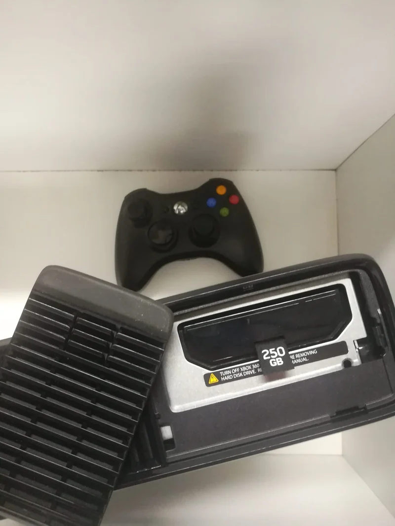 XBOX 360 SLIM NERO OPACO 250 GB/GO (usato garantito)(completa di tutto)