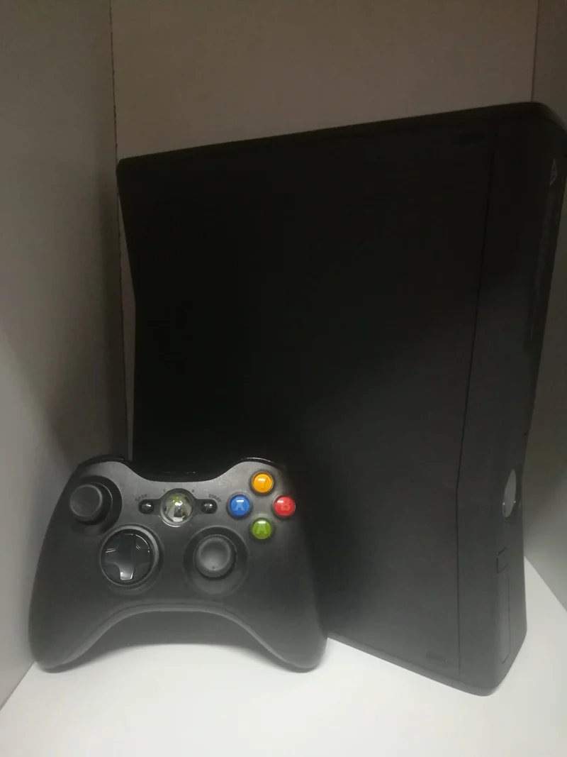 XBOX 360 SLIM NERO OPACO 250 GB/GO (usato garantito)(completa di tutto)