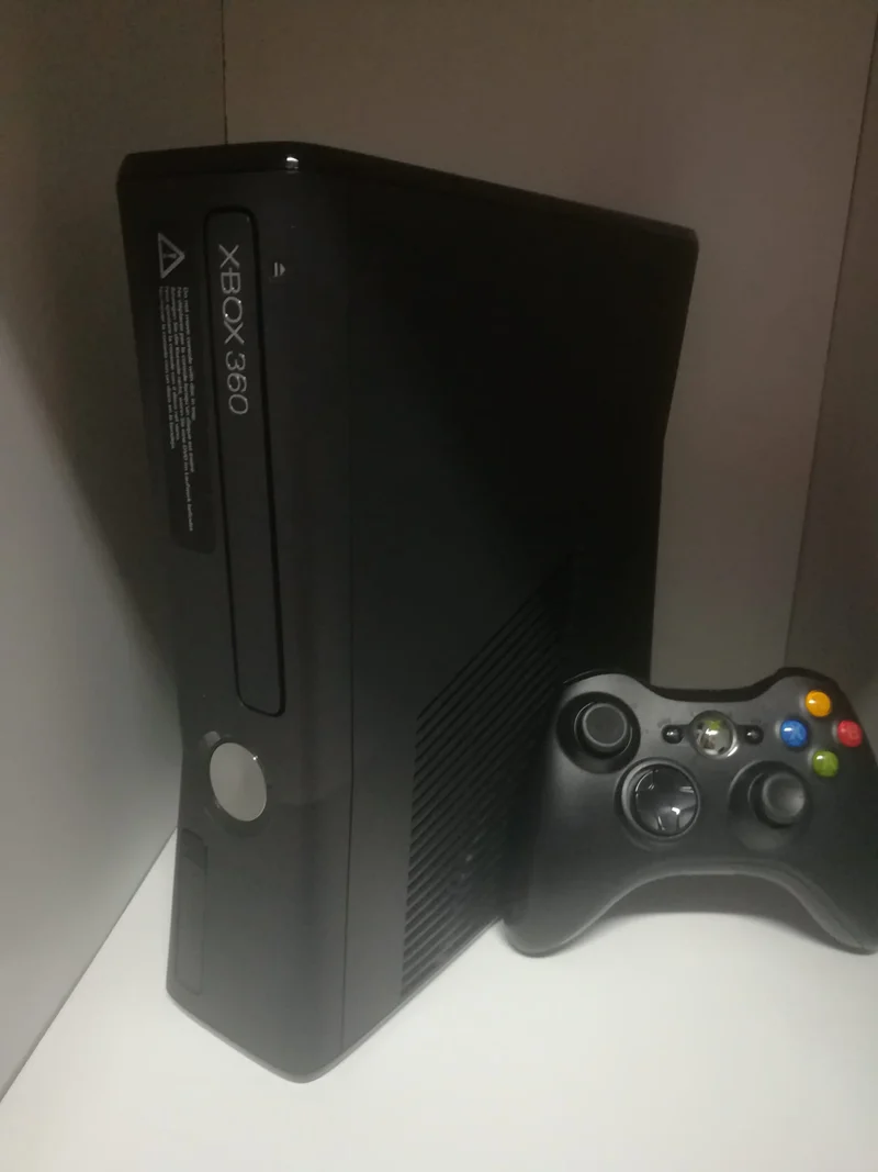 XBOX 360 SLIM NERO OPACO 250 GB/GO (usato garantito)(completa di tutto)