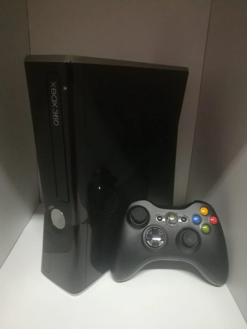 XBOX 360 SLIM NERO LUCIDO -250 GB /GO (usato garantito)(completa di tutto)