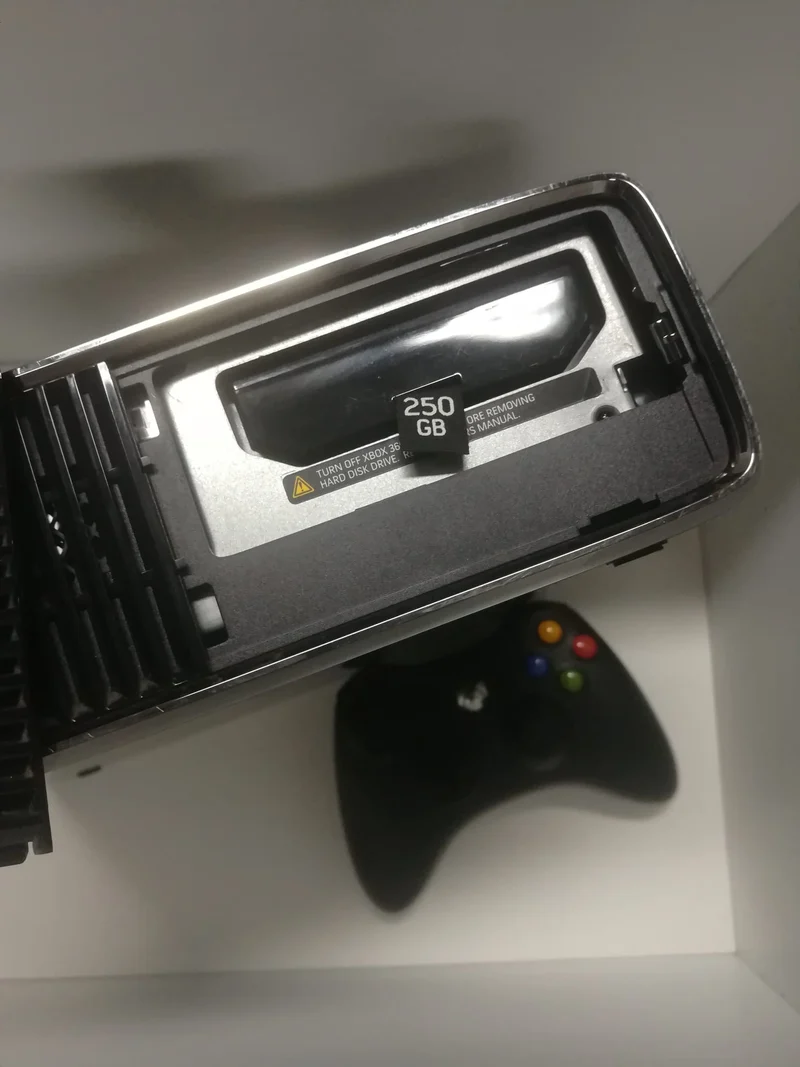 XBOX 360 SLIM NERO LUCIDO -250 GB /GO (usato garantito)(completa di tutto)