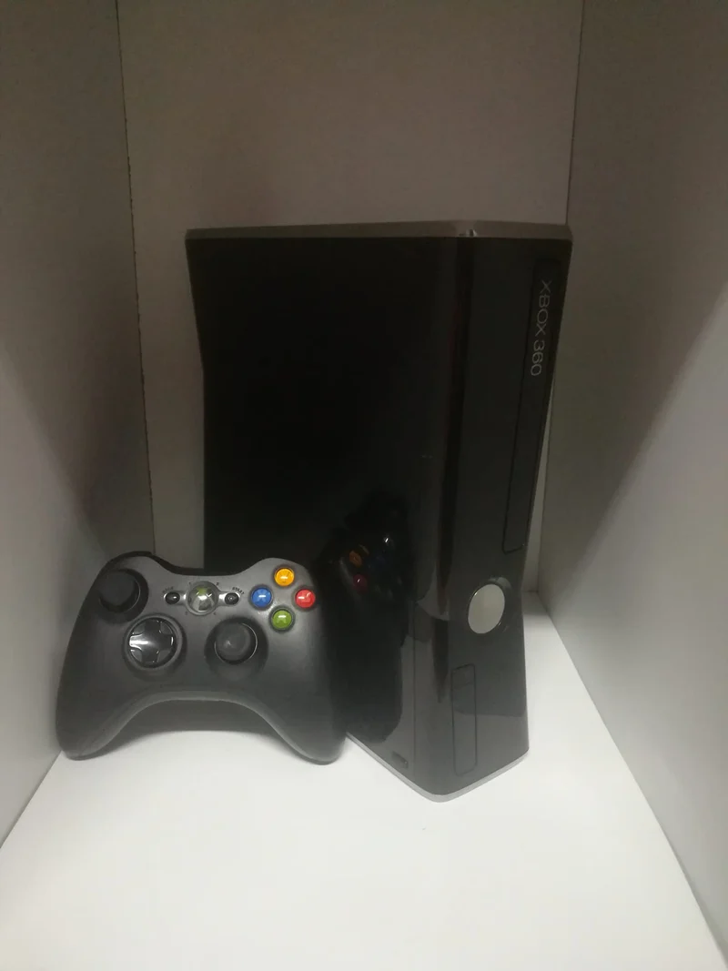 XBOX 360 SLIM NERO LUCIDO -250 GB /GO (usato garantito)(completa di tutto)