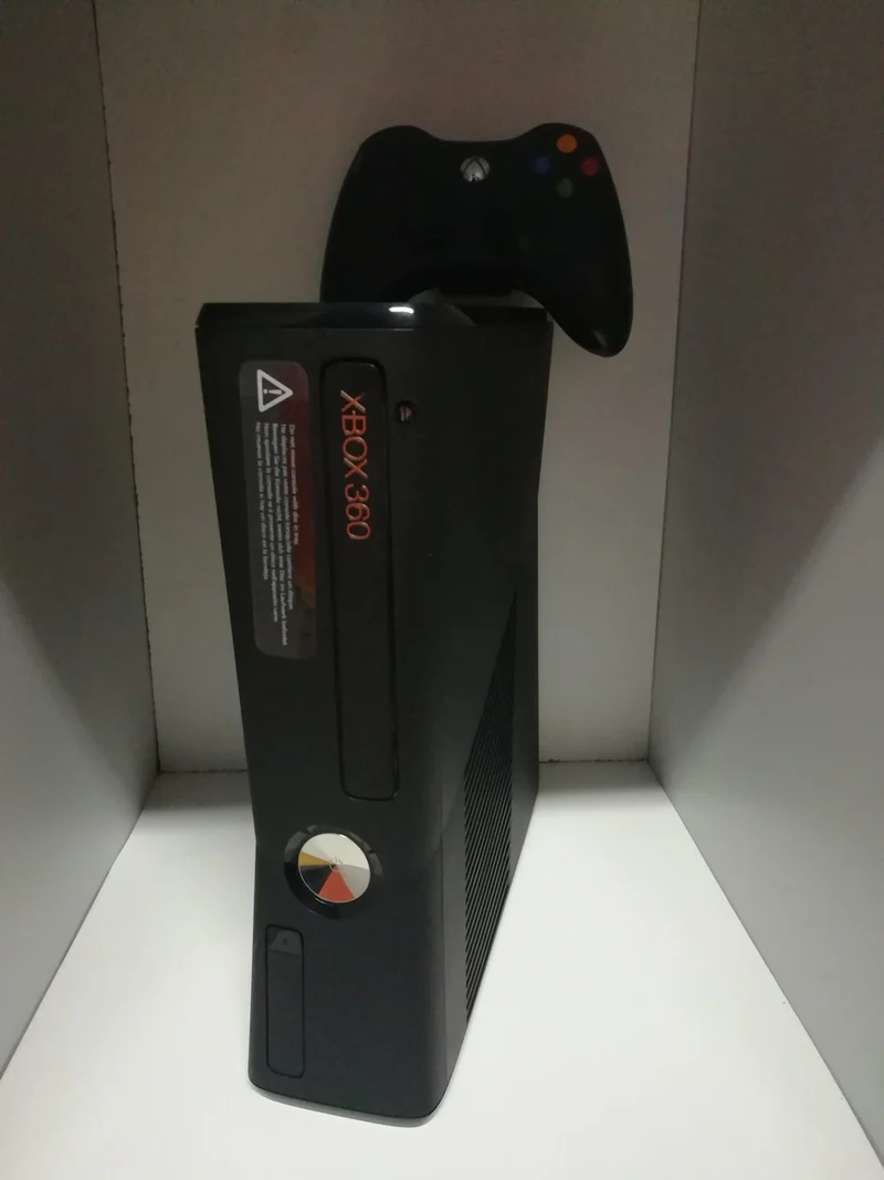 XBOX 360 SLIM NERO OPACO 250 GB/GO (usato garantito)(completa di tutto)