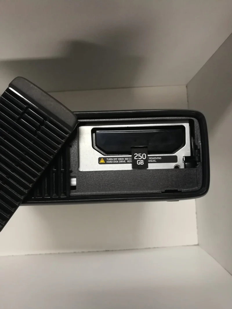 XBOX 360 SLIM NERO OPACO 250 GB/GO (usato garantito)(completa di tutto)