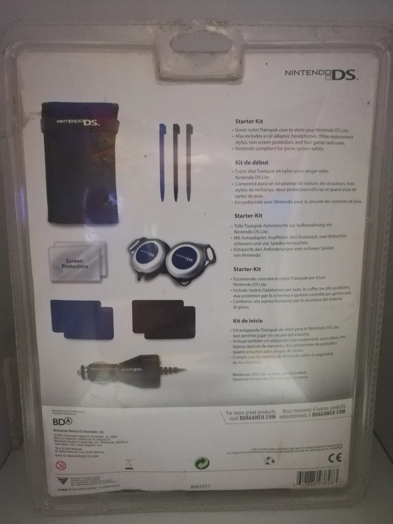 NINTENDO DS STARTER KIT (custodia DS ,l'adattatore per auto,cuffie,tre stili,due protettori per lo schermo,e quattro custodie per game)