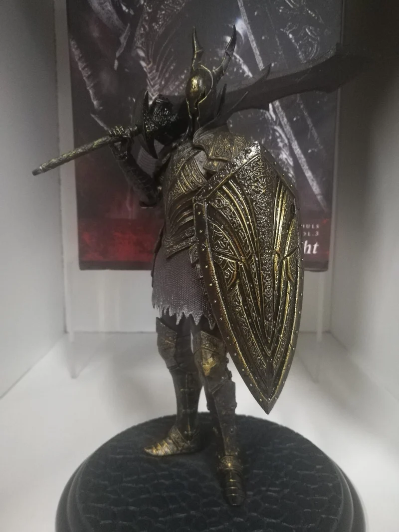 DARK SOULS BLACK KNIGHT(scatola rovinata dal corriere-figure salva da danni)