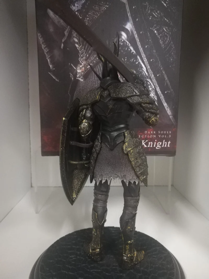 DARK SOULS BLACK KNIGHT(scatola rovinata dal corriere-figure salva da danni)