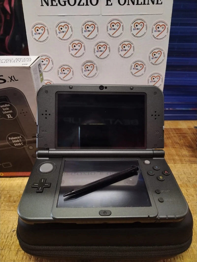 New Nintendo 3DS XL Console Nera Metallico- Completa + Caricatore (usato garantito)