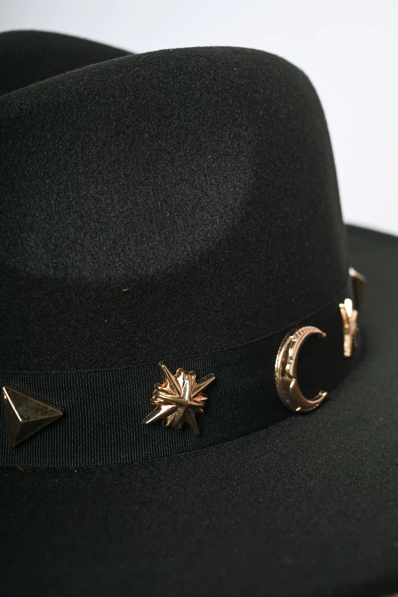Cappello Fedora con nastro gioiello