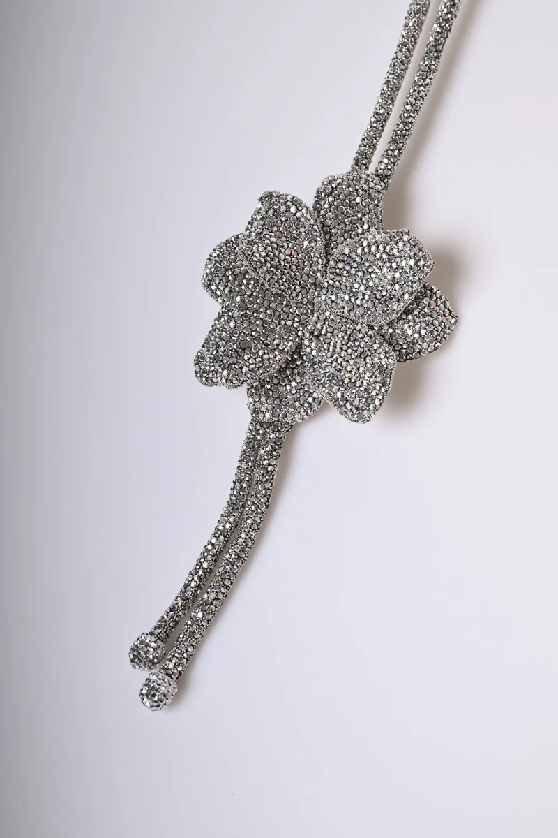 Collana lunga con fiore e strass