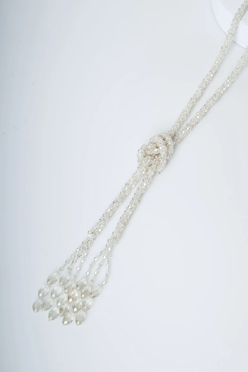 Collana lunga con nodo e perline