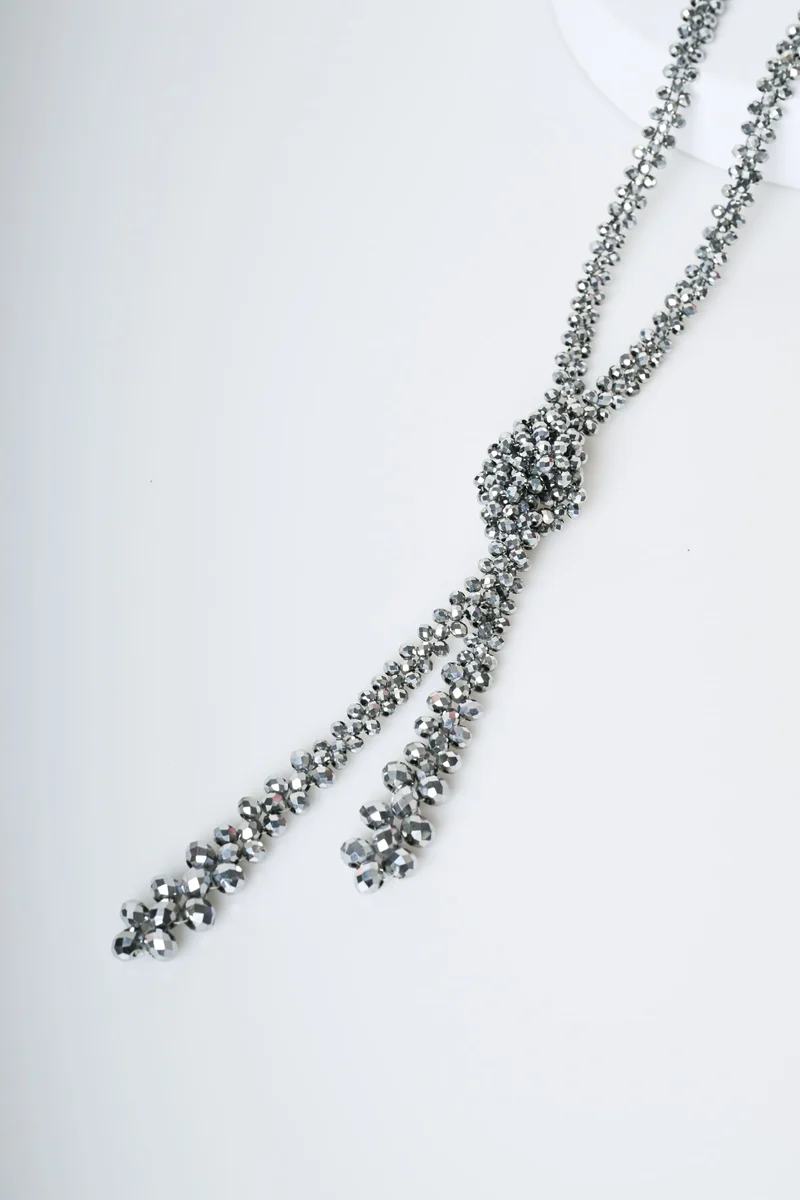 Collana lunga con nodo e perline