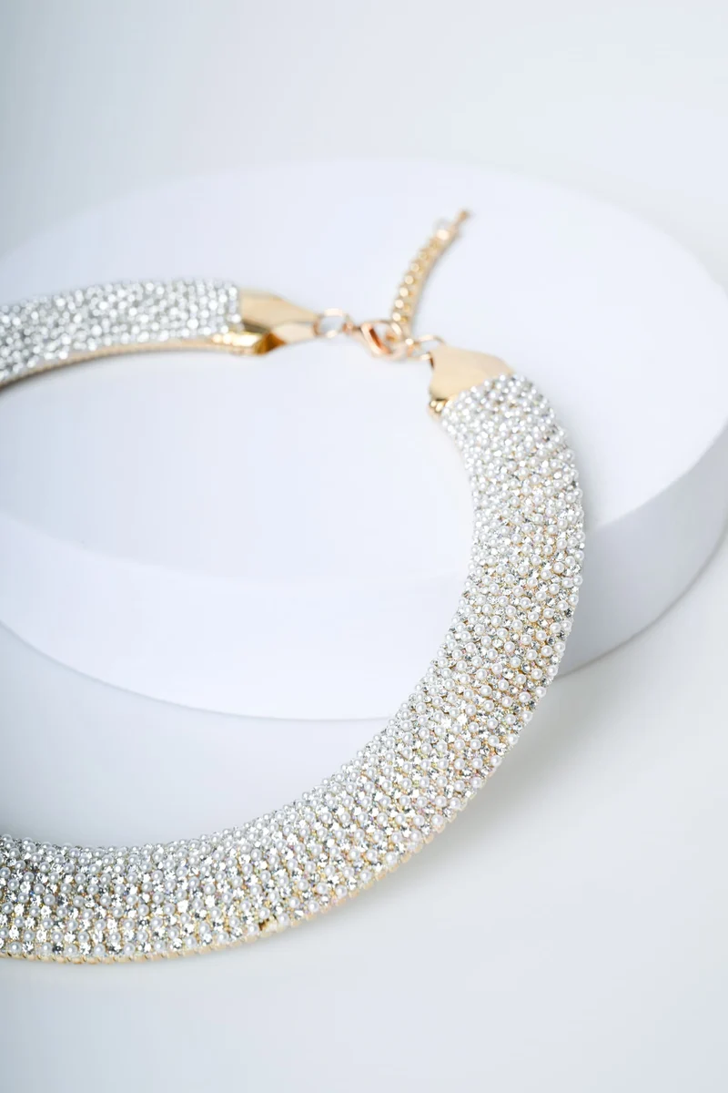 Collana rigida con perline e strass