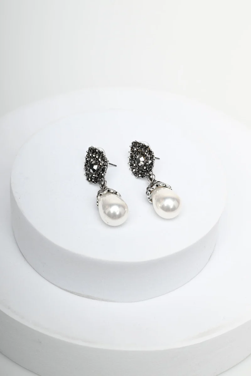 Orecchini con strass e perla