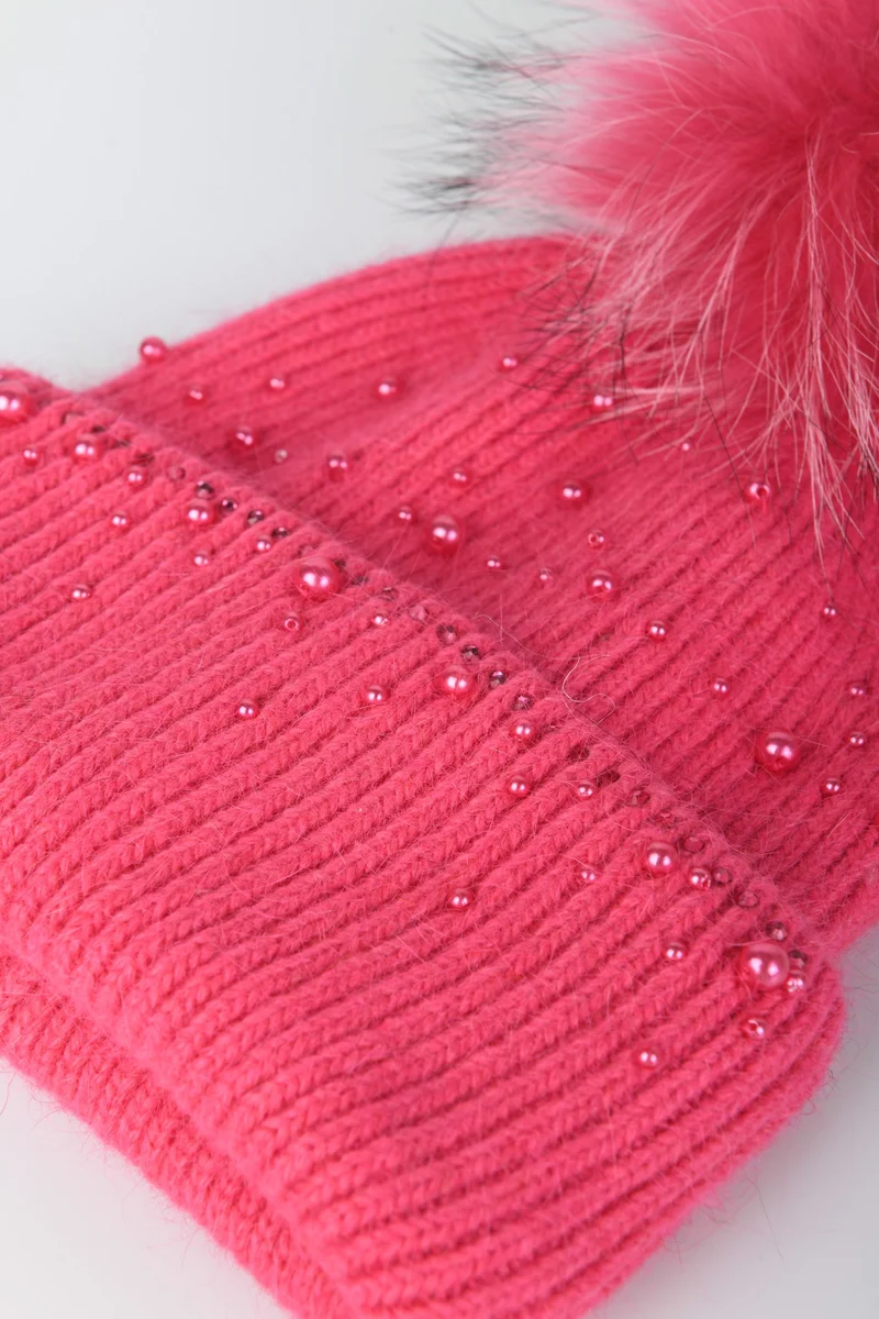 Berretto con pompon e perle