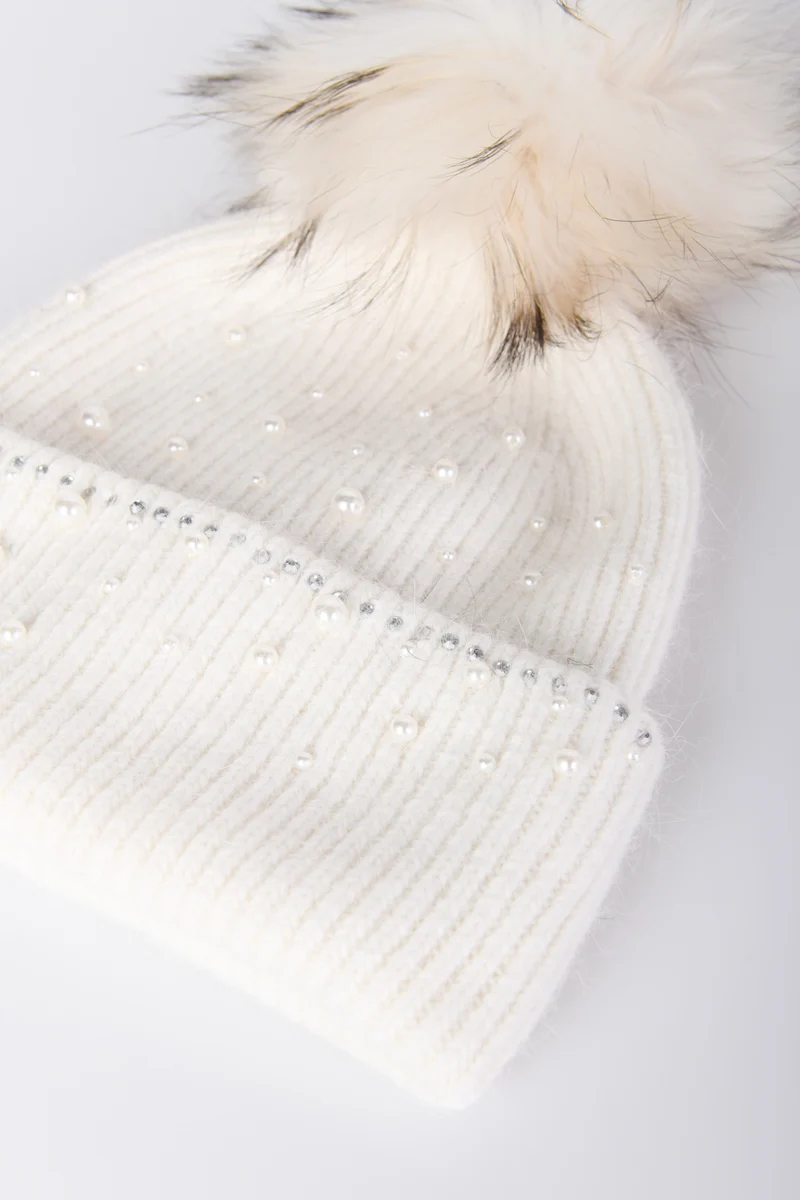 Berretto con pompon e perle