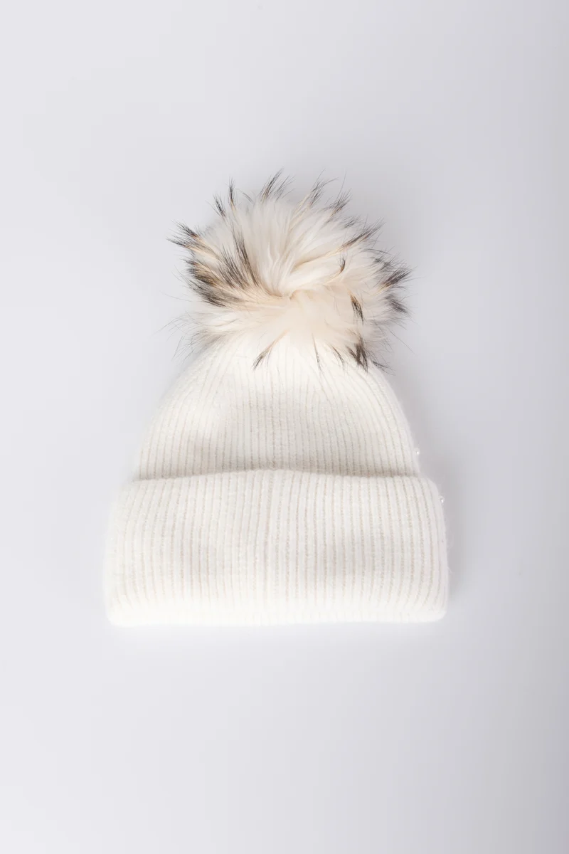 Berretto con pompon e perle