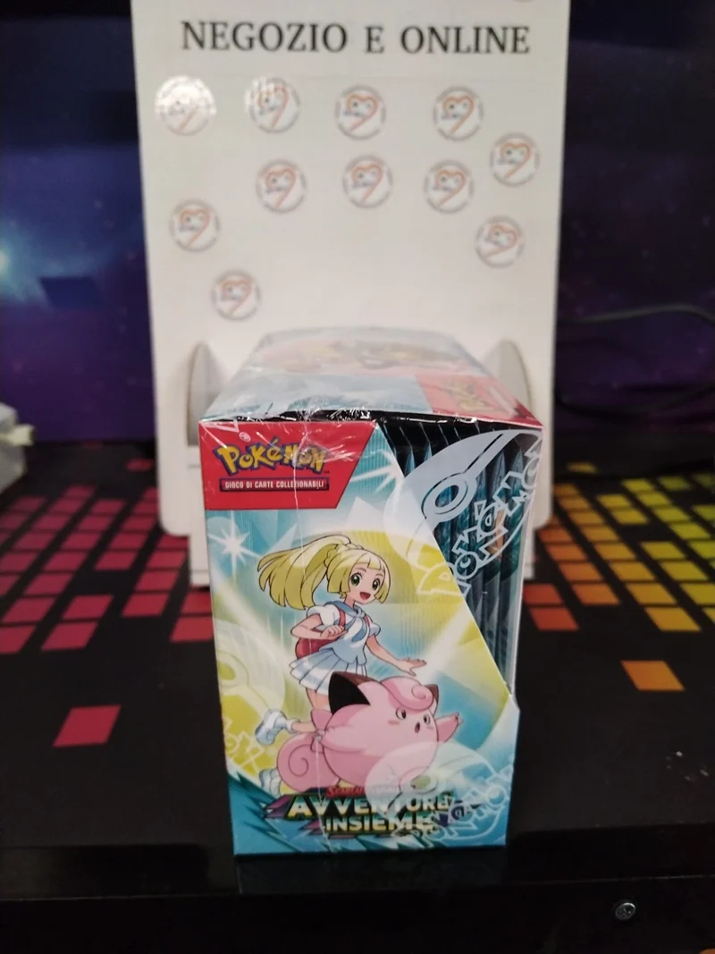 Pokémon GCC: Scarlatto e Violetto - Avventure Insieme, contiene 36 buste di espansione, edizione in italiano.