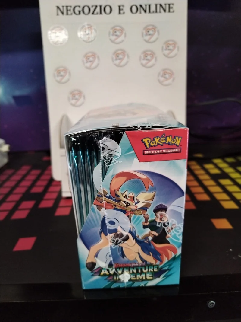 Pokémon GCC: Scarlatto e Violetto - Avventure Insieme, contiene 36 buste di espansione, edizione in italiano.