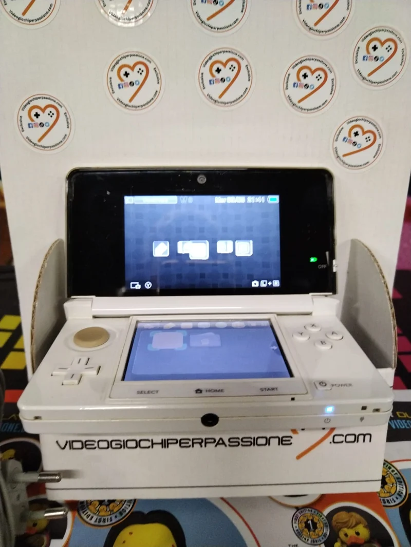 NINTENDO 3DS CONSOLE (usato garantito)(senza scatola)(con caricatore)