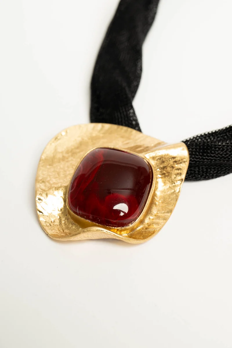 Collana in tessuto nero con pendente