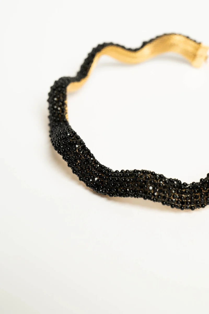 Collana ondulata e rigida con perline nere