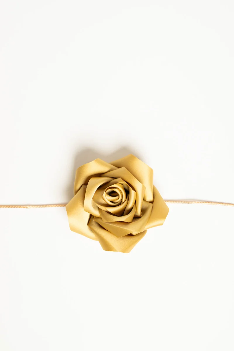 Collana con cordino e rosa 3D gialla