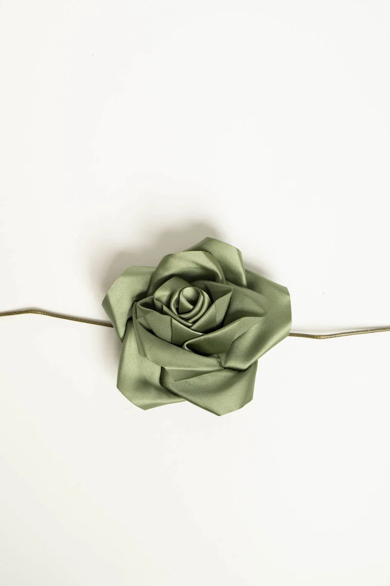 Collana con cordino e rosa 3D verde