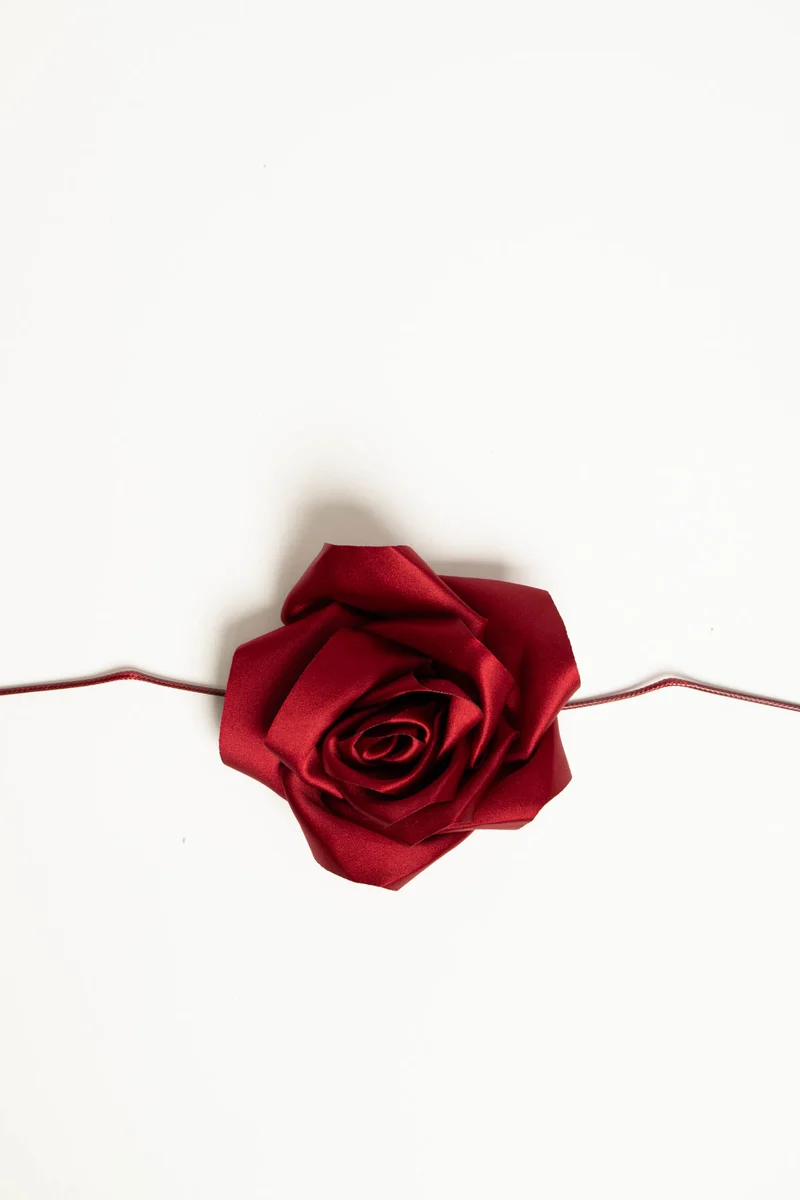 Collana con cordino e rosa 3D rossa