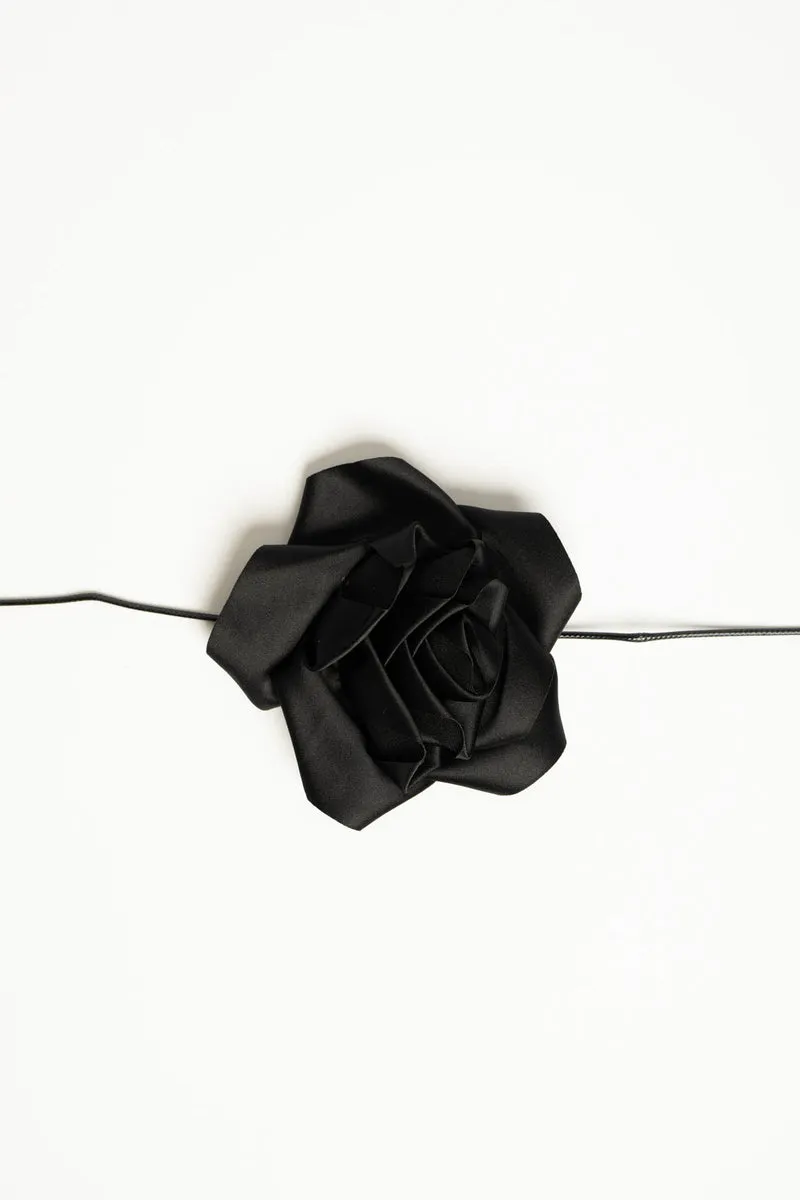 Collana con cordino e rosa 3D nera