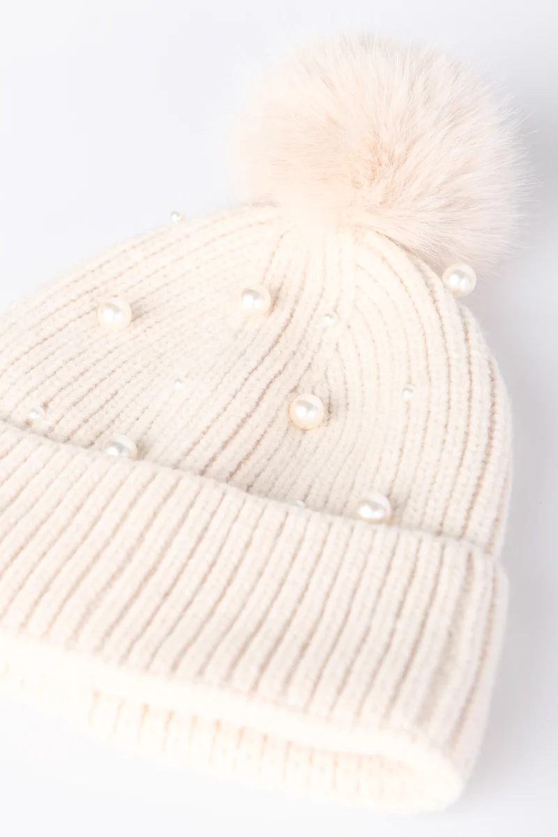 Berretto con pompon e perle