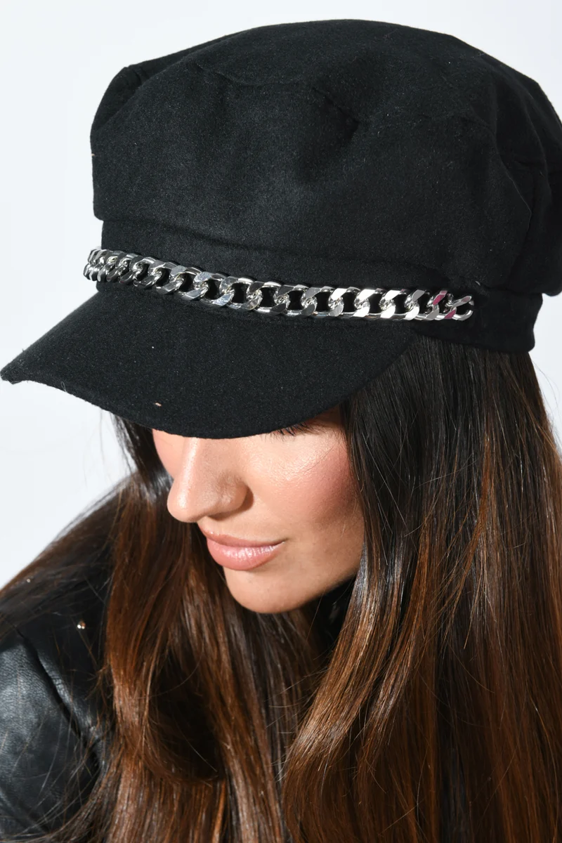 Cappello in feltro con catena