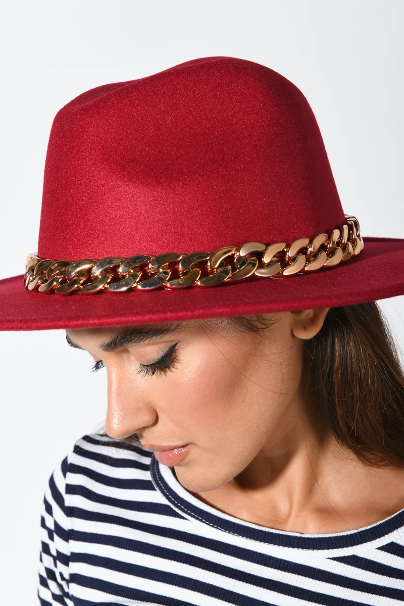 Cappello con catena decorativa