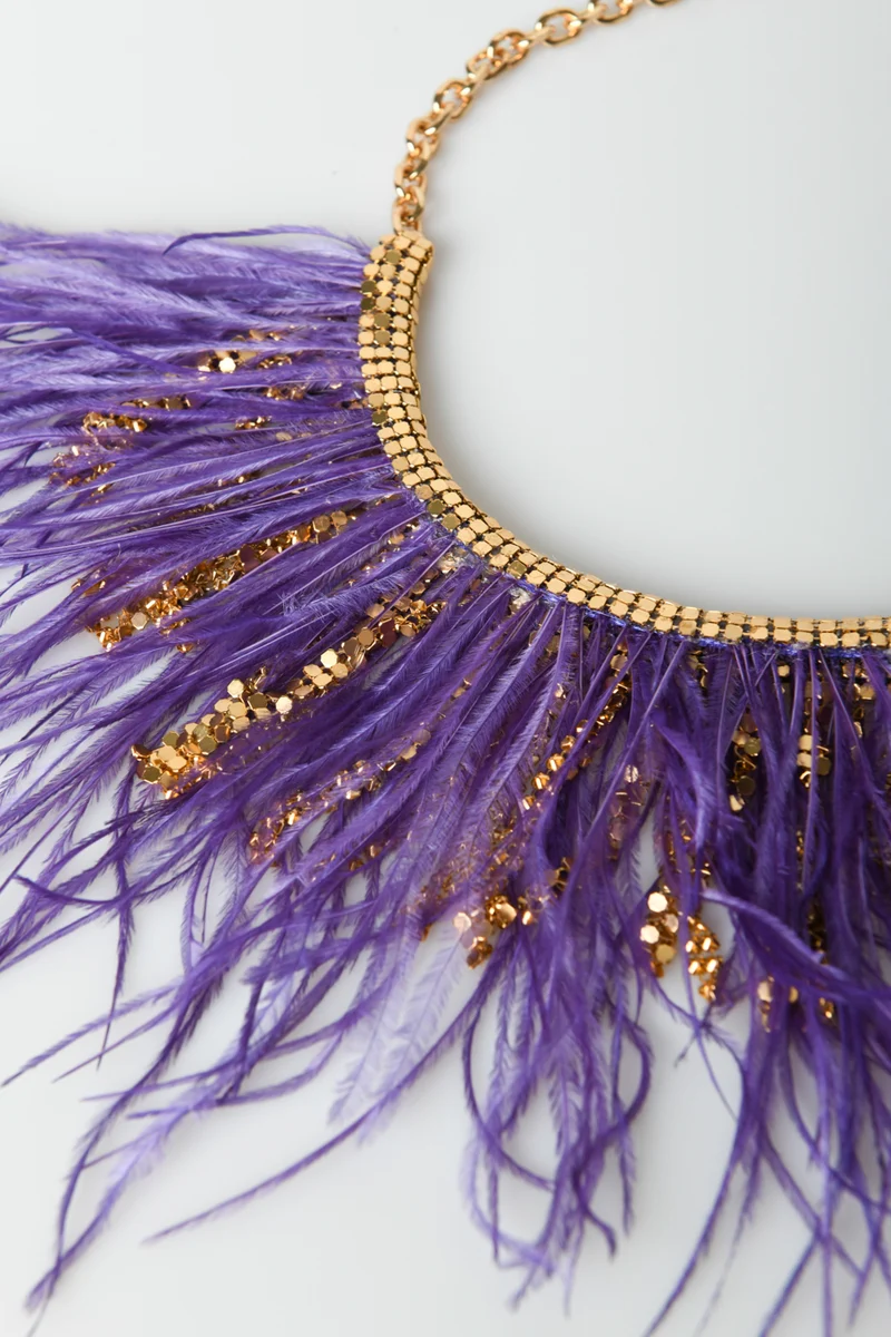 Collana con piume e strass