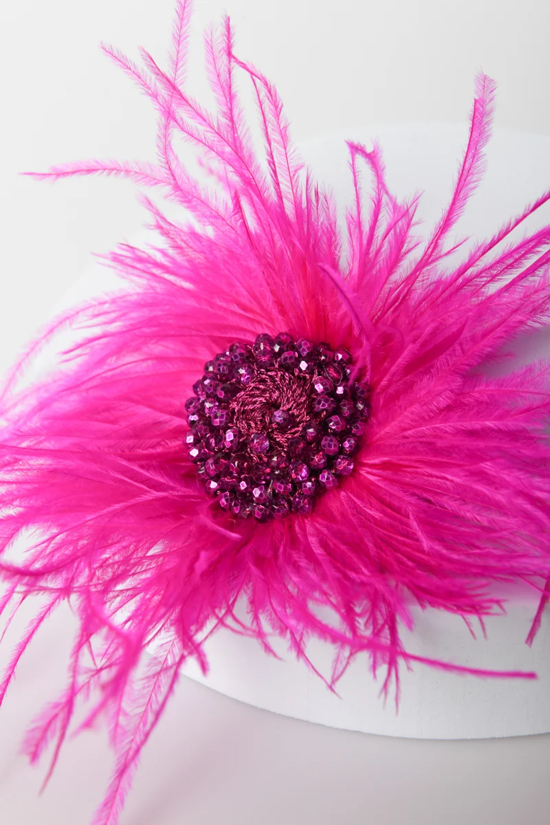 Spilla a fiore con piume
