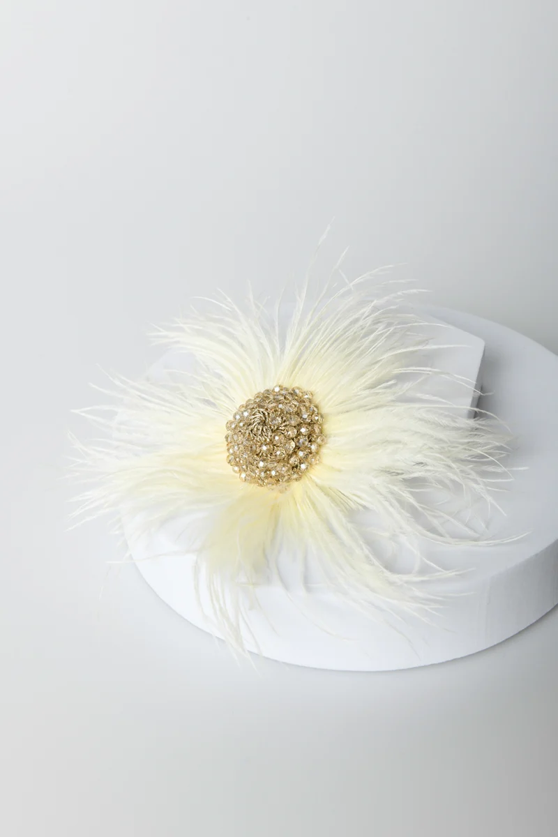 Spilla a fiore con piume
