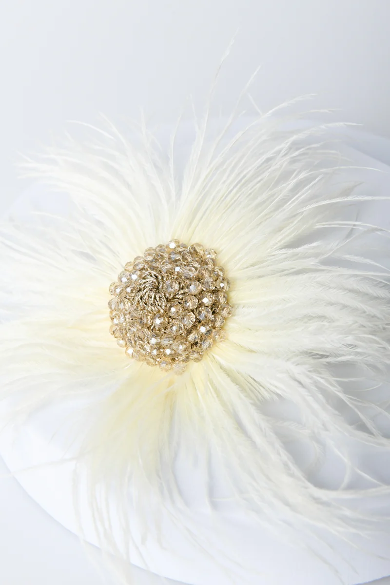 Spilla a fiore con piume