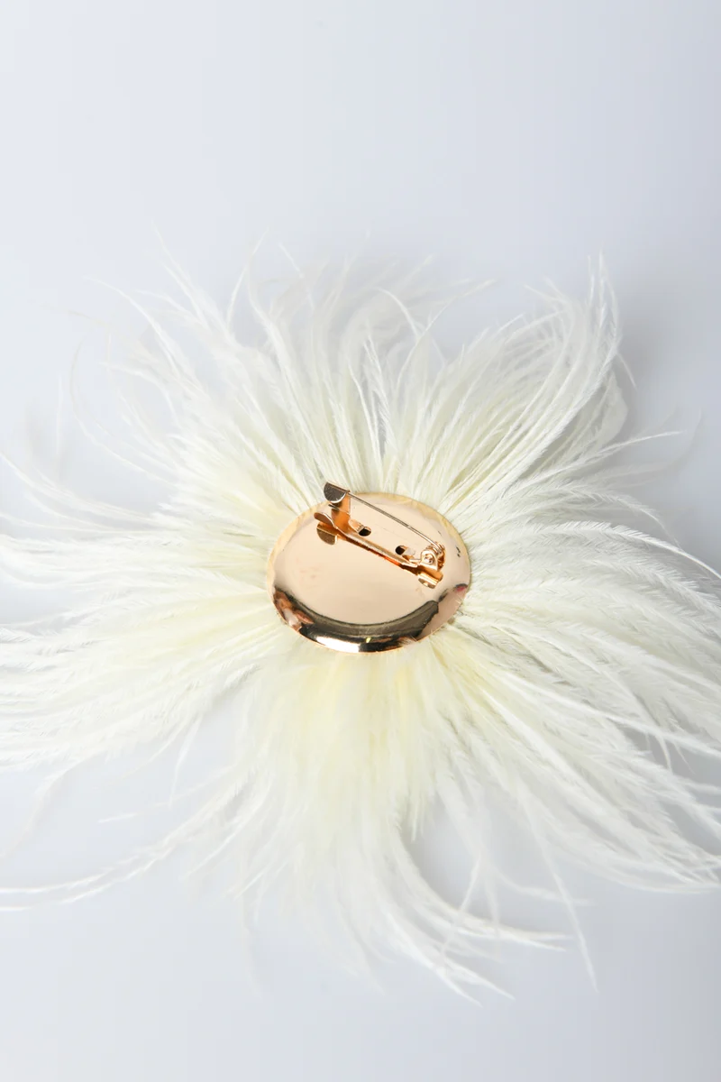 Spilla a fiore con piume
