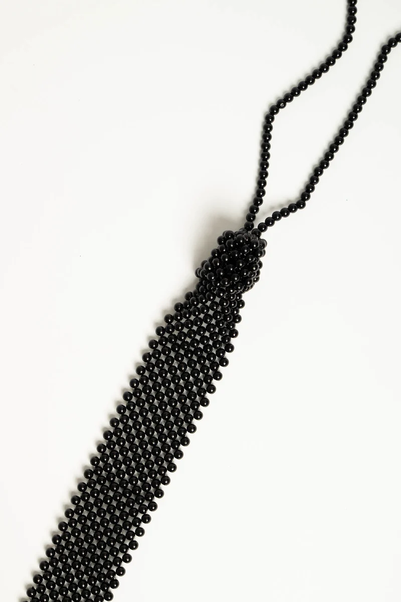 Collana a cravatta con perline nere