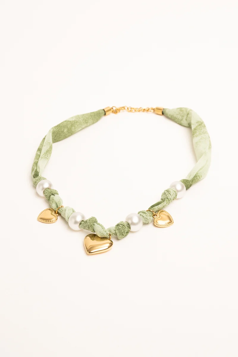 Collana in tessuto verde con pendenti e perle