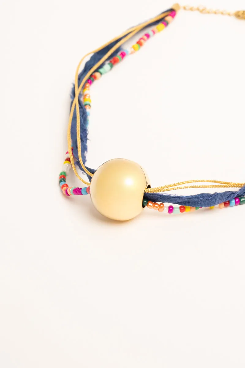 Collana a fili multicolor con sfera dorata