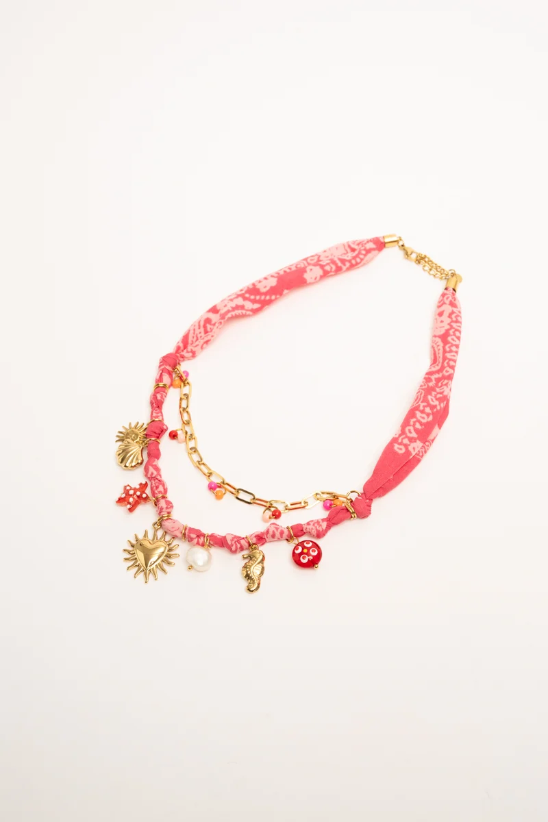 Collana in tessuto rosa salmone con pendenti